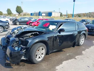 2005 Dodge Magnum SE z VIN 2D8FV48T05H516283, wystawiony jako IAAI lot #40663902 z przebiegiem 177 973 mil mil oraz . Historia ofert i sprzedaży dostępna na DreamBid. Obrazek 2.