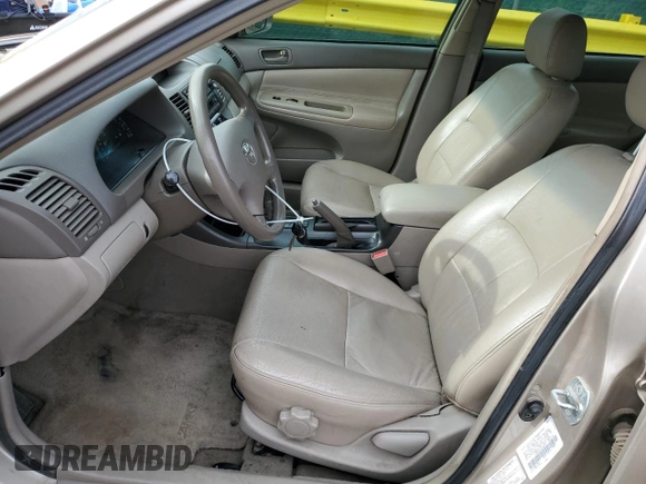 2002 Toyota Camry LE z VIN 4T1BE32K92U524457, wystawiony jako Copart lot #56864365 z przebiegiem 274 760 mil mil oraz Czysty tytuł • Clean title. Historia ofert i sprzedaży dostępna na DreamBid. Obrazek 7.