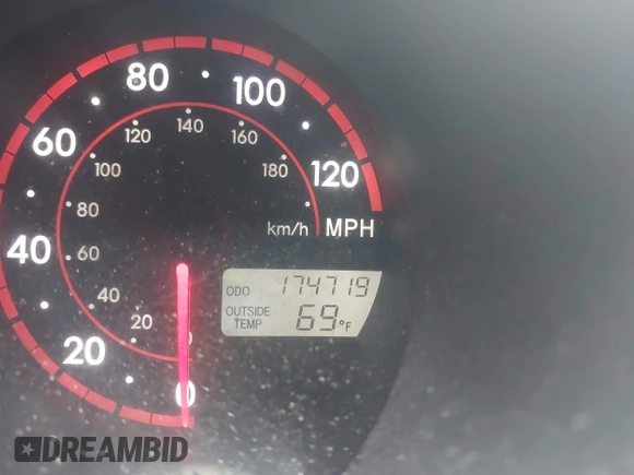 2005 Pontiac Vibe with VIN 5Y2SL63845Z462505, listed as a IAAI auction lot 42132073 with 174,719 mi miles. Bid and sale history available at carsss.com. Image 7.