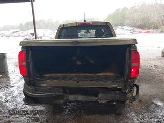 2015 Chevrolet Colorado 2WD WT z VIN 1GCGSAE34F1270479, wystawiony jako IAAI lot #41768612 z przebiegiem 158 984 mil mil oraz . Historia ofert i sprzedaży dostępna na DreamBid. Obrazek 16.