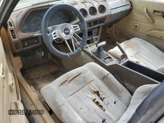 1981 Datsun 280ZX z VIN JN1HZ04S8BX265704, wystawiony jako Copart lot #49279325 z przebiegiem 251 218 mil mil oraz Tytuł czysty. Historia ofert i sprzedaży dostępna na DreamBid. Obrazek 8.