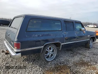 1988 GMC Suburban z VIN 1GKER16K5JF536794, wystawiony jako Copart lot #49308115 z przebiegiem 95 416 mil mil oraz Tytuł czysty. Historia ofert i sprzedaży dostępna na DreamBid. Obrazek 3.