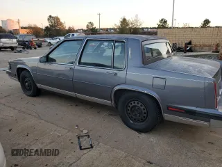 1985 Cadillac Fleetwood z VIN 1G6CB6984F4325337, wystawiony jako Copart lot #82255894 z przebiegiem 46 192 mil mil oraz Czysty tytuł • Clean title. Historia ofert i sprzedaży dostępna na DreamBid. Obrazek 2.