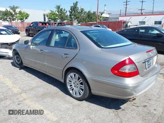 2008 Mercedes-Benz E 350 Luxury z VIN WDBUF56X88B352310, wystawiony jako IAAI lot #42314566 z przebiegiem 171 515 mil mil oraz . Historia ofert i sprzedaży dostępna na DreamBid. Obrazek 3.