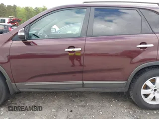 2013 Kia Sorento LX z VIN 5XYKT3A64DG341941, wystawiony jako IAAI lot #41944016 z przebiegiem 154 157 mil mil oraz . Historia ofert i sprzedaży dostępna na DreamBid. Obrazek 14.