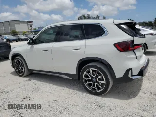 2025 BMW X1 xDrive28i z VIN WBX73EF01S5241553, wystawiony jako Copart lot #54432265 z przebiegiem 489 mil mil oraz Szkody całkowita. Historia ofert i sprzedaży dostępna na DreamBid. Obrazek 2.