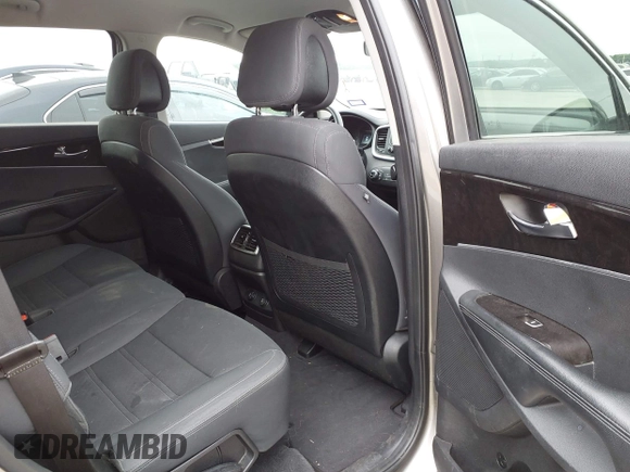 2016 Kia Sorento LX with VIN 5XYPG4A38GG114164, listed as a IAAI auction lot 42105518 with 95,892 mi miles. Bid and sale history available at carsss.com. Image 8.