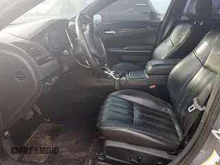 2019 Chrysler 300 S z VIN 2C3CCABG3KH516666, wystawiony jako Copart lot #56636845 z przebiegiem 150 570 mil mil oraz Szkoda całkowita • Salvage title. Historia ofert i sprzedaży dostępna na DreamBid. Obrazek 7.