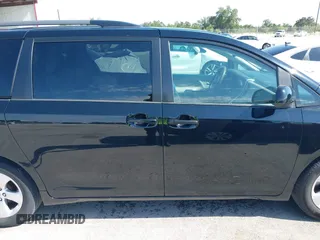 2015 Toyota Sienna LE AAS z VIN 5TDKK3DC0FS613377, wystawiony jako IAAI lot #42214127 z przebiegiem 135 836 mil mil oraz . Historia ofert i sprzedaży dostępna na DreamBid. Obrazek 14.