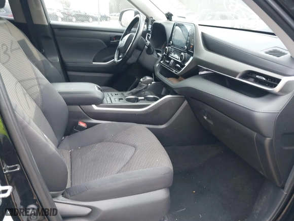 2021 Toyota Highlander L with VIN 5TDBZRBH7MS134660, listed as a IAAI auction lot 41682934 with 121,201 mi miles. Bid and sale history available at carsss.com. Image 5.
