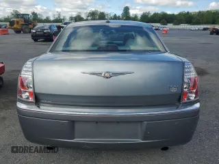 2006 Chrysler 300 C z VIN 2C3LA63HX6H439925, wystawiony jako Copart lot #56059655 z przebiegiem 206 856 mil mil oraz Czysty tytuł • Clean title. Historia ofert i sprzedaży dostępna na DreamBid. Obrazek 6.