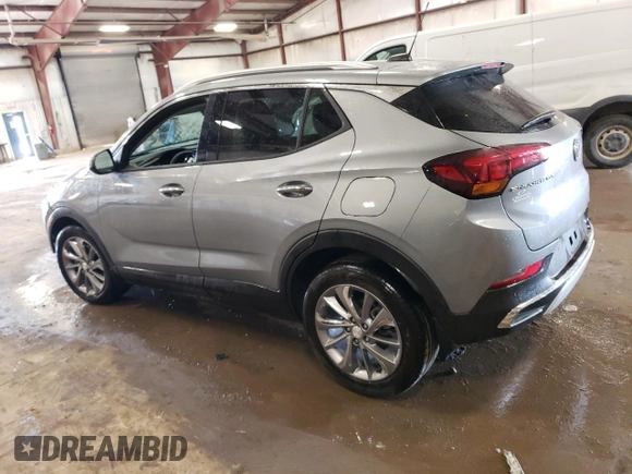 2023 Buick Encore GX Essence z VIN KL4MMFSL7PB064089, wystawiony jako Copart lot #59337995 z przebiegiem Nie podano mil oraz Nie do naprawy • Non repairable. Historia ofert i sprzedaży dostępna na DreamBid. Obrazek 2.