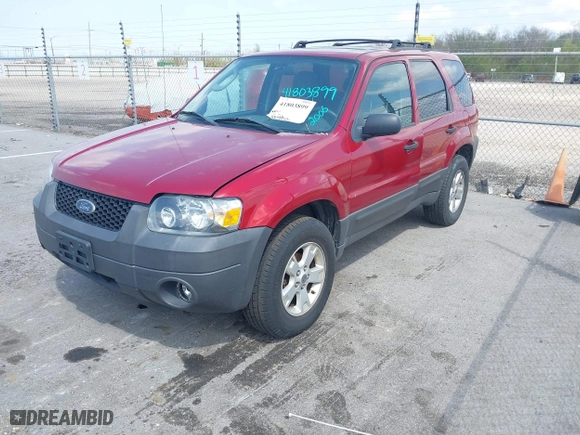 2006 Ford Escape XLT with VIN 1FMYU03116KB57637, listed as a IAAI auction lot 41803899 with 118,945 mi miles. Bid and sale history available at carsss.com. Image 2.