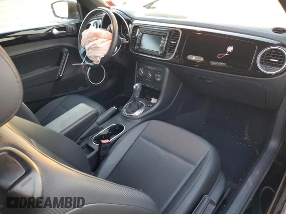 2015 Volkswagen Beetle 1.8T z VIN 3VW517AT3FM808723, wystawiony jako Copart lot #81724894 z przebiegiem Nie podano mil oraz Szkoda całkowita • Salvage title. Historia ofert i sprzedaży dostępna na DreamBid. Obrazek 8.