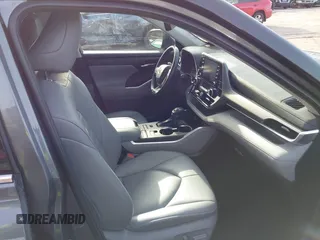 2022 Toyota Highlander XLE with VIN 5TDHZRBH6NS561484, listed as a IAAI auction lot 41938305 with 32,450 mi miles and . Bid and sale history available at DreamBid. Image 5.
