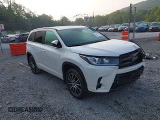 2017 Toyota Highlander XLE z VIN 5TDKZRFH8HS187500, wystawiony jako IAAI lot #42485309 z przebiegiem 98 226 mil mil oraz . Historia ofert i sprzedaży dostępna na DreamBid. Obrazek 1.