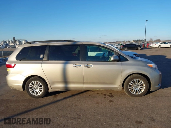 2016 Toyota Sienna XLE z VIN 5TDYK3DC8GS713481, wystawiony jako IAAI lot #41239824 z przebiegiem 176 935 mil mil oraz . Historia ofert i sprzedaży dostępna na DreamBid. Obrazek 14.