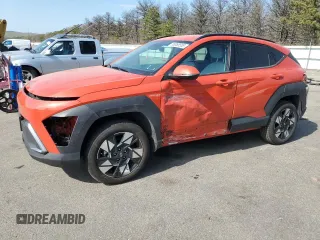 2024 Hyundai Kona SEL z VIN KM8HCCAB5RU083874, wystawiony jako Copart lot #55085555 z przebiegiem 8 037 mil mil oraz Szkoda całkowita • Salvage title. Historia ofert i sprzedaży dostępna na DreamBid. Obrazek 1.