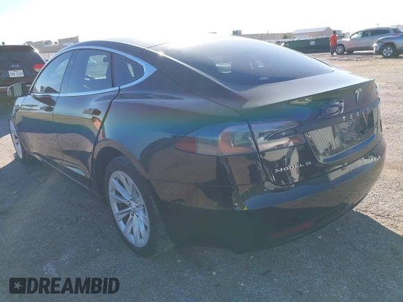 2018 Tesla Model S 75D z VIN 5YJSA1E23JF246601, wystawiony jako IAAI lot #40774603 z przebiegiem 55 697 mil mil oraz . Historia ofert i sprzedaży dostępna na DreamBid. Obrazek 3.