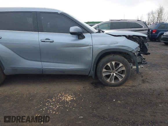 2022 Toyota Highlander XLE with VIN 5TDHZRBH6NS193727, listed as a IAAI auction lot 41841889 with 60,830 mi miles and . Bid and sale history available at DreamBid. Image 17.