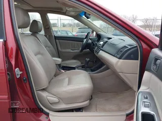 2003 Toyota Camry LE z VIN 4T1BF32K83U056252, wystawiony jako IAAI lot #41944815 z przebiegiem 324 105 mil mil oraz . Historia ofert i sprzedaży dostępna na DreamBid. Obrazek 5.