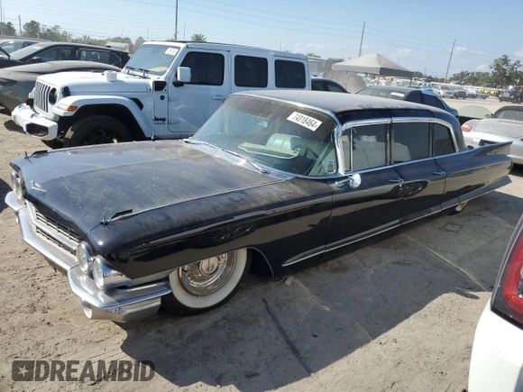 1962 Cadillac Fleetwood z VIN 62R115955, wystawiony jako Copart lot #74818464 z przebiegiem Nie podano mil oraz Szkoda całkowita • Salvage title. Historia ofert i sprzedaży dostępna na DreamBid. Obrazek 1.