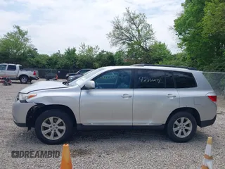 2013 Toyota Highlander z VIN 5TDZK3EH0DS127237, wystawiony jako IAAI lot #42266241 z przebiegiem 241 582 mil mil oraz . Historia ofert i sprzedaży dostępna na DreamBid. Obrazek 14.