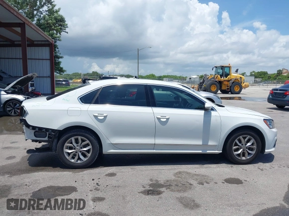 2016 Volkswagen Passat S z VIN 1VWAT7A33GC056162, wystawiony jako IAAI lot #42476725 z przebiegiem 88 872 mil mil oraz . Historia ofert i sprzedaży dostępna na DreamBid. Obrazek 14.