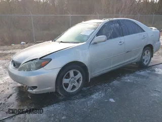 2003 Toyota Camry LE z VIN 4T1BF32K03U561492, wystawiony jako IAAI lot #41607321 z przebiegiem 171 920 mil mil oraz . Historia ofert i sprzedaży dostępna na DreamBid. Obrazek 2.