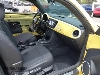 2012 Volkswagen Beetle 2.5L PZEV z VIN 3VWJP7AT7CM606721, wystawiony jako IAAI lot #42211987 z przebiegiem 103 861 mil mil oraz . Historia ofert i sprzedaży dostępna na DreamBid. Obrazek 5.