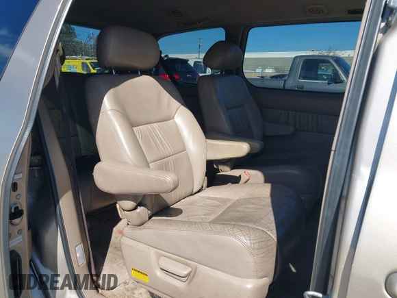 2001 Toyota Sienna LE with VIN 4T3ZF13C01U381668, listed as a IAAI auction lot 41653318 with 272,317 mi miles. Bid and sale history available at carsss.com. Image 8.