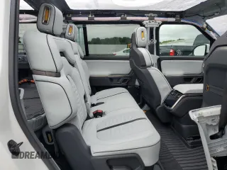 2023 Rivian R1S Adventure z VIN 7PDSGABA6PN017889, wystawiony jako Copart lot #68860864 z przebiegiem 7661 mil mil oraz Szkody całkowita. Historia ofert i sprzedaży dostępna na DreamBid. Obrazek 11.