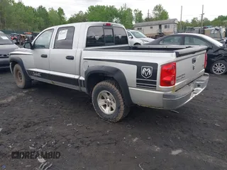 2008 Dodge Dakota SLT z VIN 1D7HW48N38S536147, wystawiony jako IAAI lot #42230957 z przebiegiem 140 571 mil mil oraz . Historia ofert i sprzedaży dostępna na DreamBid. Obrazek 3.