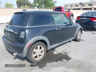 2009 MINI Hardtop with VIN WMWMF33589TW70400, listed as a IAAI auction lot 42055596 with 118,543 mi miles and . Bid and sale history available at DreamBid. Image 4.