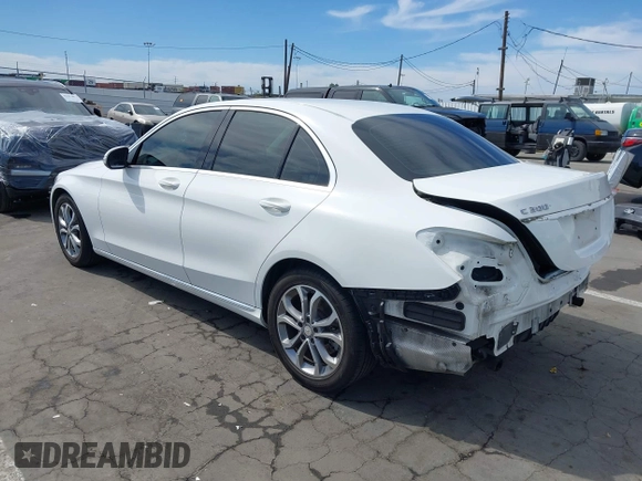 2015 Mercedes-Benz C 300 z VIN 55SWF4JB3FU091838, wystawiony jako IAAI lot #42018413 z przebiegiem 98 338 mil mil oraz . Historia ofert i sprzedaży dostępna na DreamBid. Obrazek 3.