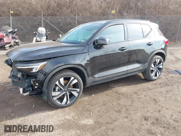 2024 Volvo XC40 Plus Dark Theme with VIN YV4L12UL8R2270960, listed as a IAAI auction lot 41642556 with 5,909 mi miles and . Bid and sale history available at DreamBid. Image 18.
