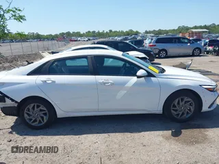 2024 Hyundai Elantra SEL z VIN KMHLM4DG1RU721834, wystawiony jako IAAI lot #41989186 z przebiegiem 19 877 mil mil oraz . Historia ofert i sprzedaży dostępna na DreamBid. Obrazek 13.