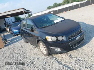 2016 Chevrolet Sonic LT z VIN 1G1JC6SH5G4117845, wystawiony jako IAAI lot #42680419 z przebiegiem 108 818 mil mil oraz . Historia ofert i sprzedaży dostępna na DreamBid. Obrazek 1.