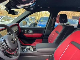 2022 Rolls-Royce Cullinan Black Badge z VIN SLATV8C02NU2121XX, wystawiony jako Copart lot #49549395 z przebiegiem 5 245 mil mil oraz Czysty tytuł • Clean title. Historia ofert i sprzedaży dostępna na DreamBid. Obrazek 6.