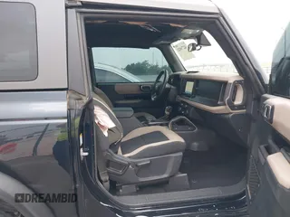 2021 Ford Bronco z VIN 1FMDE5AP1MLA69419, wystawiony jako IAAI lot #42276822 z przebiegiem 29 734 mil mil oraz . Historia ofert i sprzedaży dostępna na DreamBid. Obrazek 5.