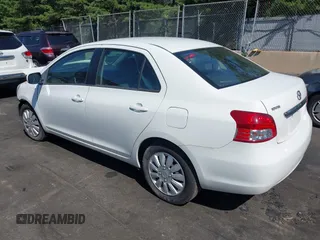 2009 Toyota Yaris z VIN JTDBT903994054689, wystawiony jako IAAI lot #39914448 z przebiegiem 138 255 mil mil oraz . Historia ofert i sprzedaży dostępna na DreamBid. Obrazek 3.