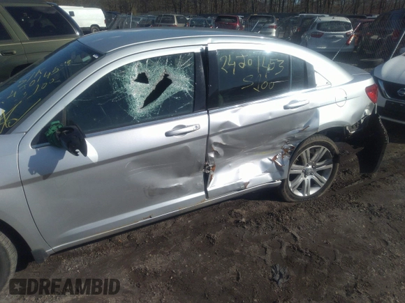 2011 Chrysler 200 Touring z VIN 1C3BC1FB0BN607153, wystawiony jako IAAI lot #38884887 z przebiegiem 153 027 mil mil oraz . Historia ofert i sprzedaży dostępna na DreamBid. Obrazek 6.