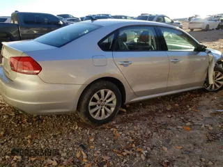 2013 Volkswagen Passat Wolfsburg Edition z VIN 1VWAP7A30DC133893, wystawiony jako Copart lot #82477184 z przebiegiem 136 344 mil mil oraz Szkoda całkowita • Salvage title. Historia ofert i sprzedaży dostępna na DreamBid. Obrazek 3.