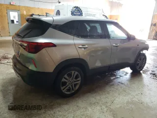 2021 Kia Seltos LX z VIN KNDEPCAA0M7044622, wystawiony jako Copart lot #53963425 z przebiegiem 94 248 mil mil oraz Szkoda całkowita • Salvage title. Historia ofert i sprzedaży dostępna na DreamBid. Obrazek 3.