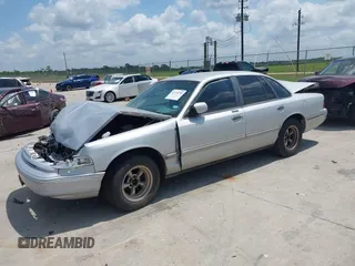 1996 Ford Crown Victoria LX z VIN 2FALP74W4TX200987, wystawiony jako IAAI lot #42315590 z przebiegiem 65 552 mil mil oraz . Historia ofert i sprzedaży dostępna na DreamBid. Obrazek 2.