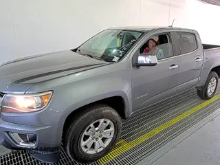 2018 Chevrolet Colorado 2WD LT z VIN 1GCGSCENXJ1213340, wystawiony jako IAAI lot #42330109 z przebiegiem 71 269 mil mil oraz . Historia ofert i sprzedaży dostępna na DreamBid. Obrazek 1.