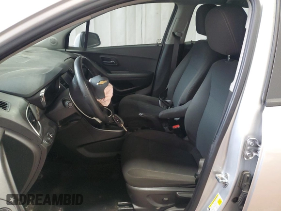 2020 Chevrolet Trax LS z VIN KL7CJKSB8LB325294, wystawiony jako Copart lot #56327045 z przebiegiem 68 190 mil mil oraz Szkoda całkowita • Salvage title. Historia ofert i sprzedaży dostępna na DreamBid. Obrazek 7.