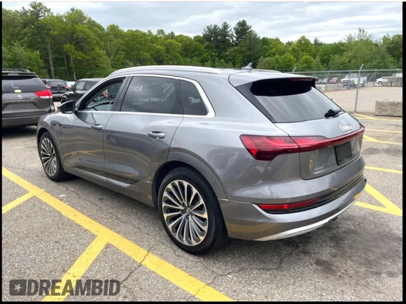 2019 Audi e-tron Prestige z VIN WA1VABGE0KB011XXX, wystawiony jako Copart lot #58495745 z przebiegiem 66 764 mil mil oraz Czysty tytuł • Clean title. Historia ofert i sprzedaży dostępna na DreamBid. Obrazek 3.