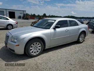 2008 Chrysler 300 LX z VIN 2C3LA43R28H164518, wystawiony jako Copart lot #55570875 z przebiegiem 122 365 mil mil oraz Szkoda całkowita • Salvage title. Historia ofert i sprzedaży dostępna na DreamBid. Obrazek 1.