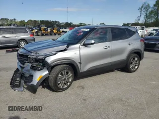 2023 Kia Seltos LX z VIN KNDEPCAA4P7427189, wystawiony jako Copart lot #51015295 z przebiegiem 9651 mil mil oraz Szkody całkowita. Historia ofert i sprzedaży dostępna na DreamBid. Obrazek 1.